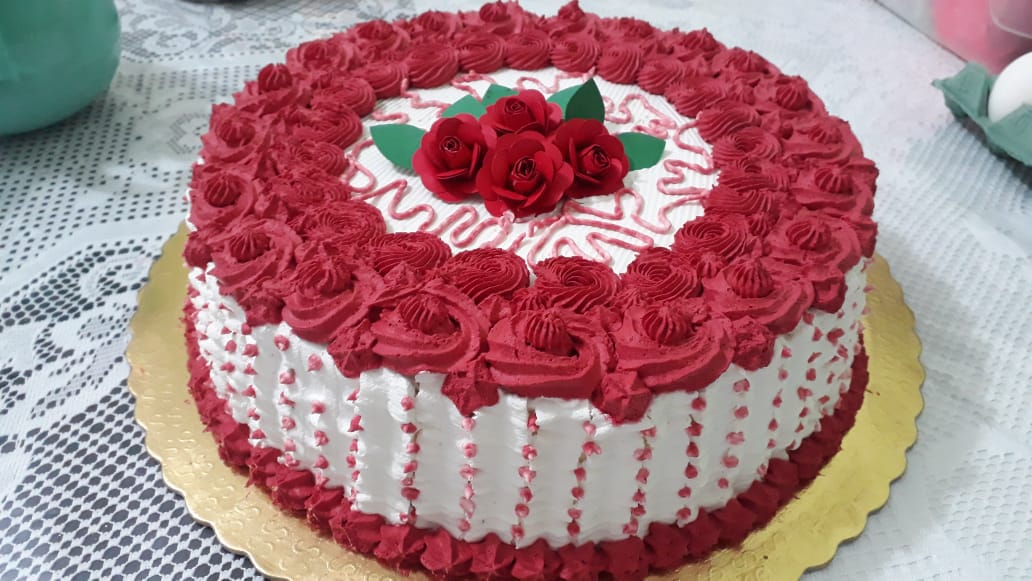 Bolo branco decorado com rosas vermelhas
