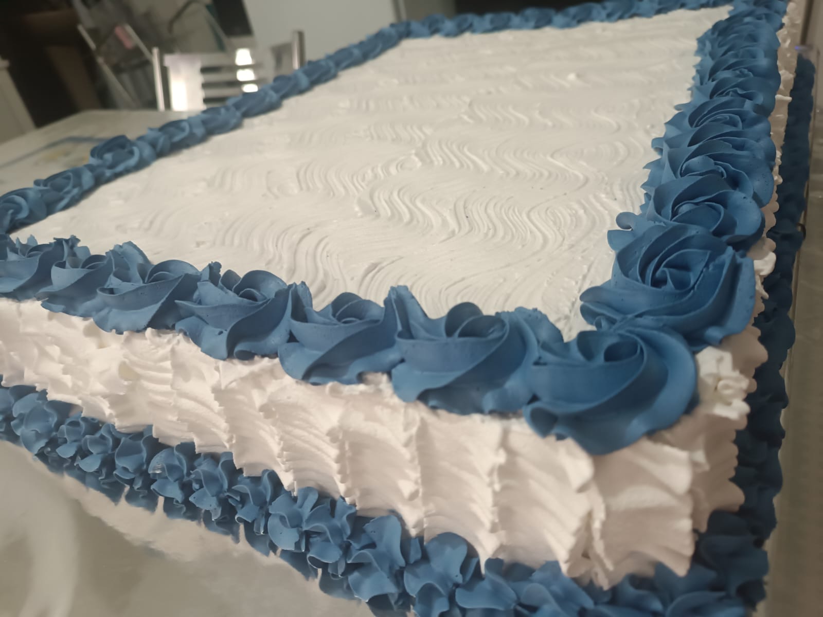 Bolo retangular branco com detalhes azuis