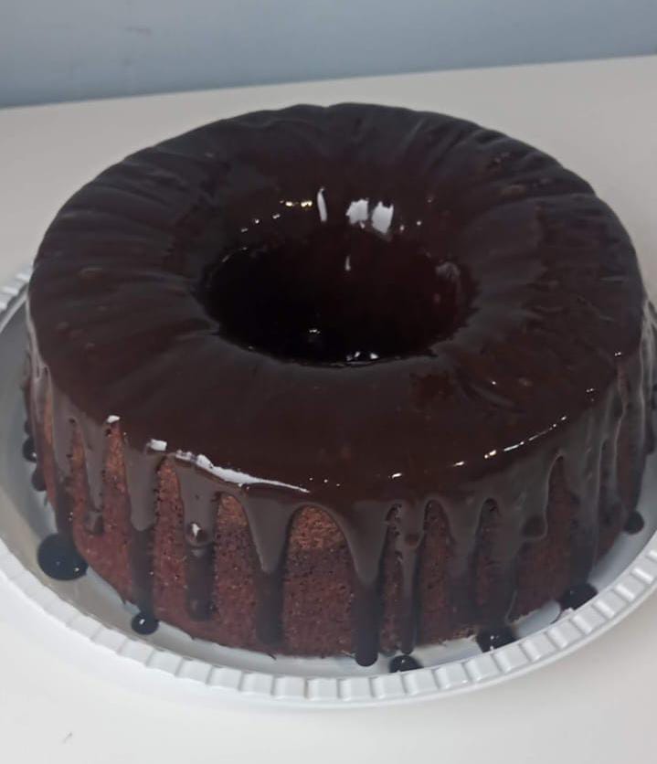 Bolo de chocolate em formato de anel coberto com calda