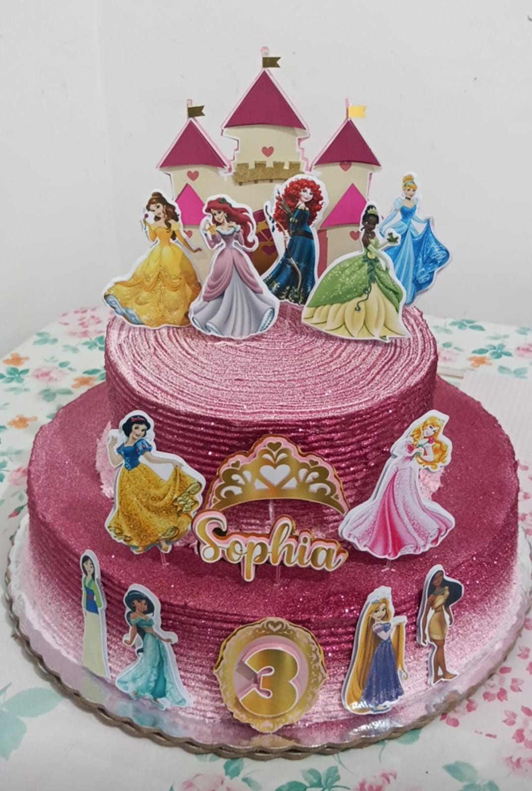 Bolo de dois andares decorado em tons de rosa com tema de princesa
