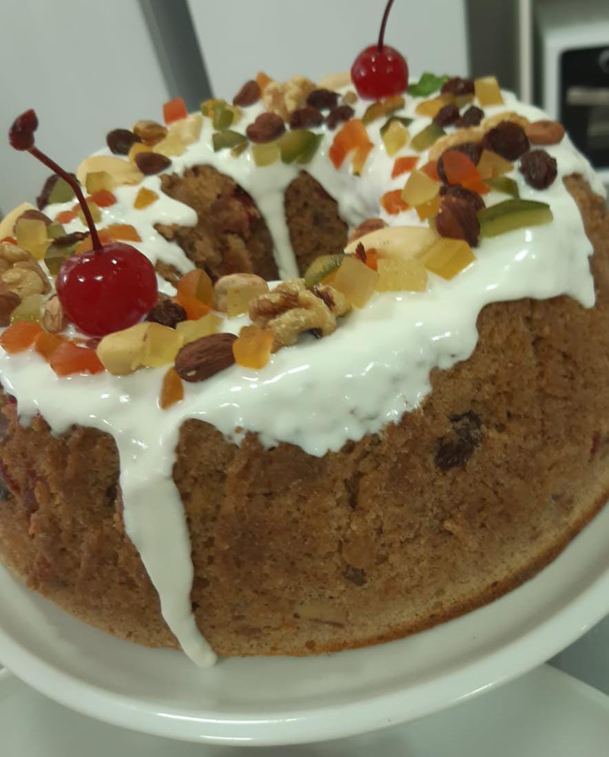Bolo de reis em formato de anel com frutas cristalizadas