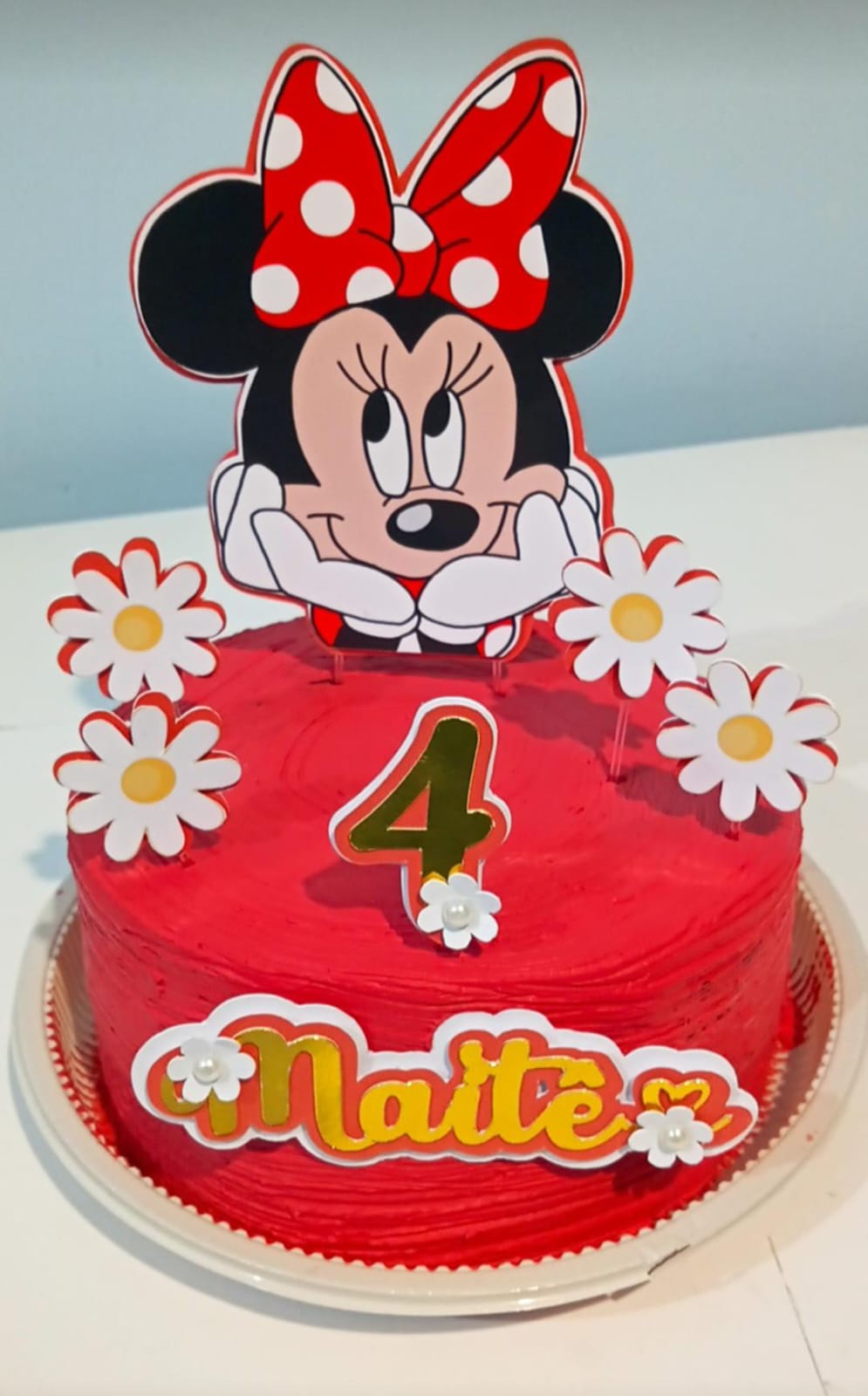 Bolo vermelho decorado com tema de personagem