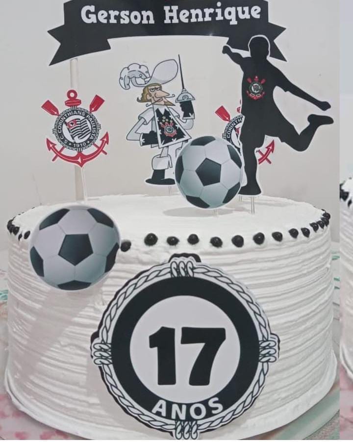 Bolo decorado em preto e branco com tema de futebol