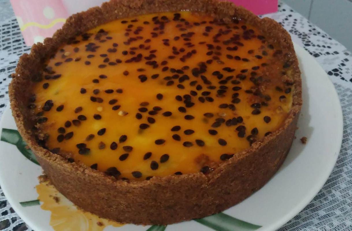 Torta com cobertura amarela de maracujá