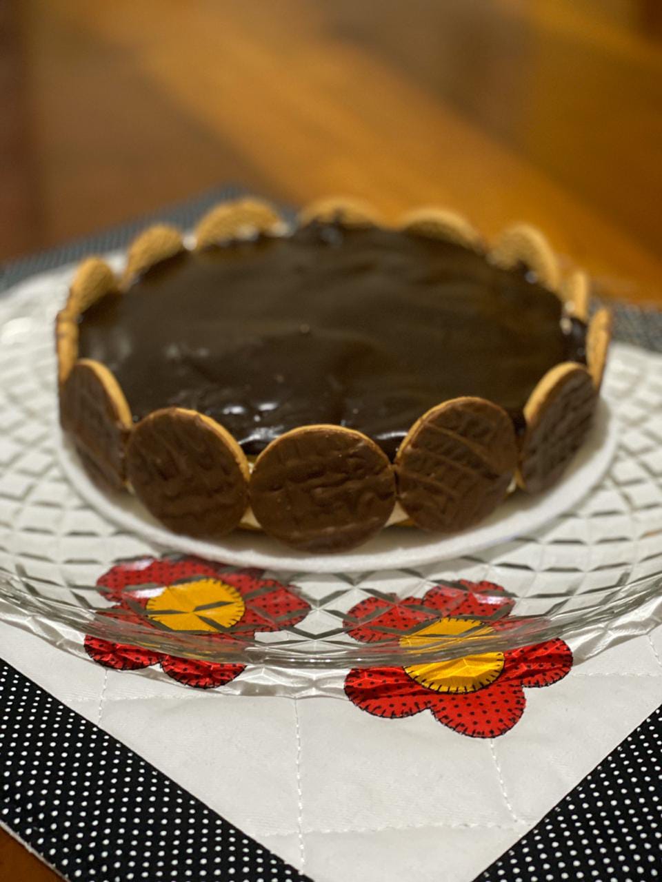 Torta de chocolate com biscoitos nas laterais