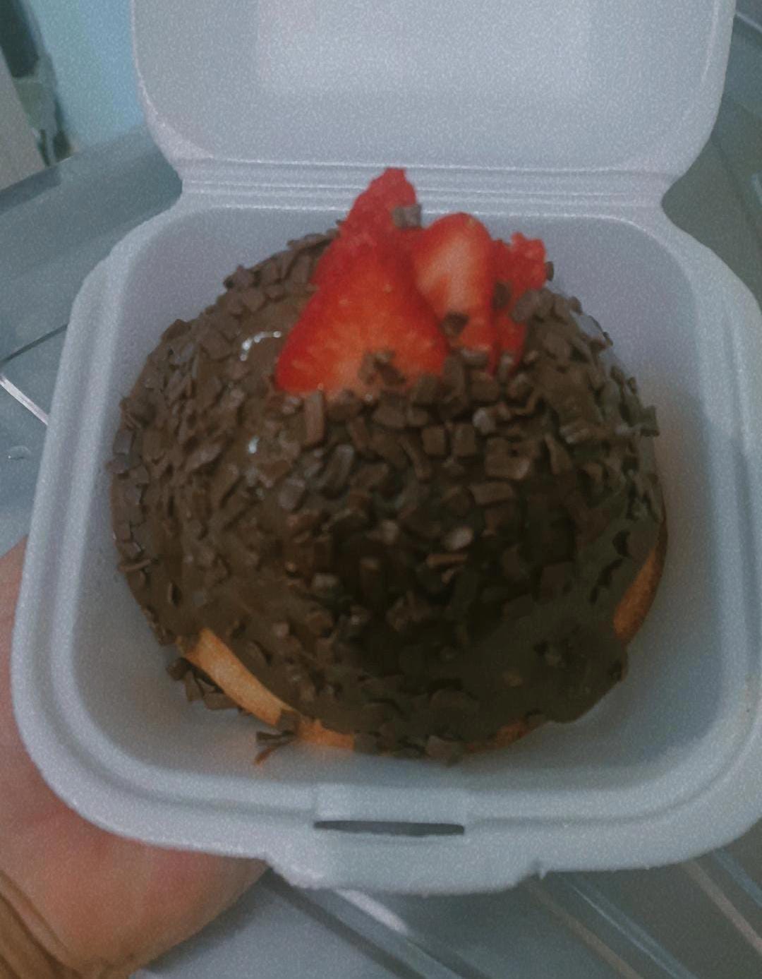 Mini bolo de chocolate com confeitos e morangos