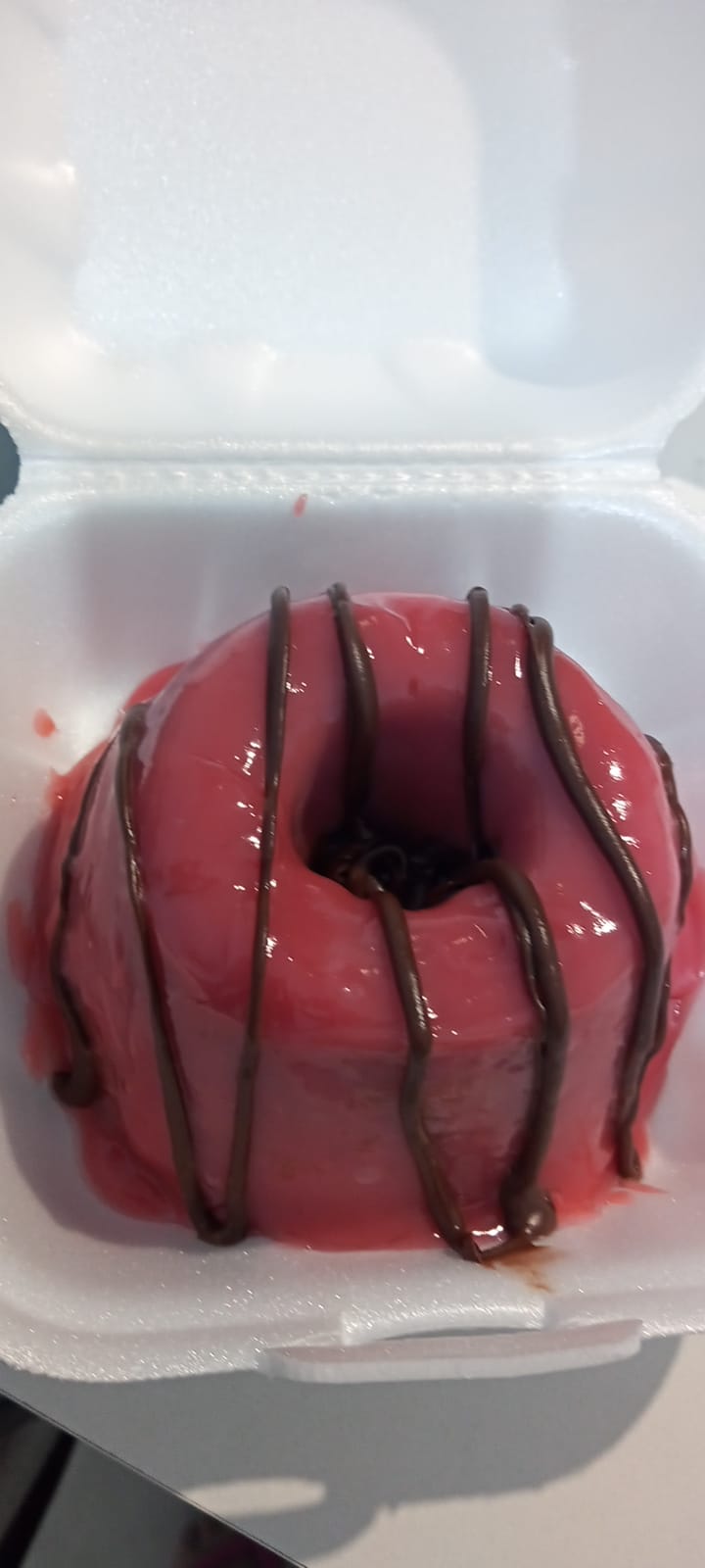 Mini bolo com cobertura rosa e fios de chocolate
